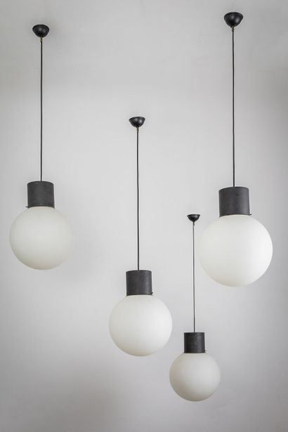 LUMI LUMI

Suite of 4 spherical opaline suspensions, black lacquered metal fixings.

A...