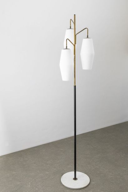 OSCAR TORLASCO (1934-2004) & STILNOVO (ÉDITEUR) Three-light floor lamp, 1950s, white...