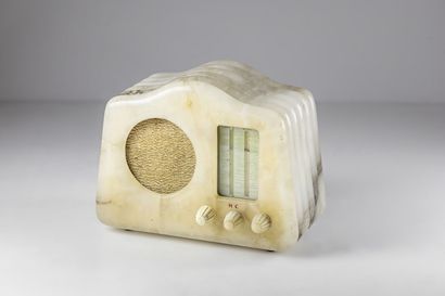 MARCUCCI MARCUCCI

Poste radio « M 72 », années 30, structure en albâtre.

A radio...