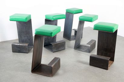 Années 1980 YEARS 1980

A suite of six bar stools, structure in patinated iron, square...