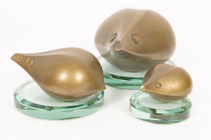 ANNÉES 1970 YEARS 1970

A suite of three hedgehogs in patinated bronze on circular...