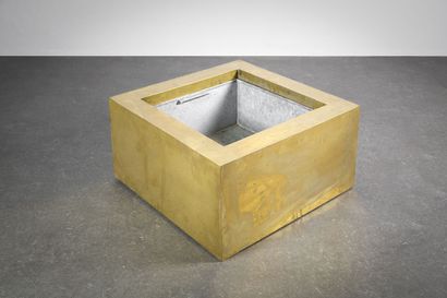 SANDRO PETTI (ATTRIBUÉ À) SANDRO PETTI (ATTRIBUTED TO)

Cubic planter in brass, interior...