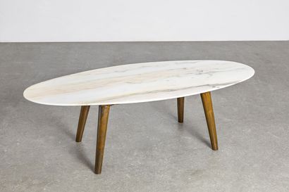 ANNEES 1950 1950'S 

Coffee table, oval top in pink and grey marble, tapered walnut...