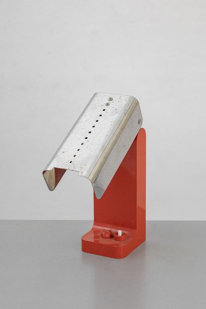 Joe COLOMBO (1930-1971) 
JOE COLOMBO (1930-1971)





A table lamp, base in red plastic,...