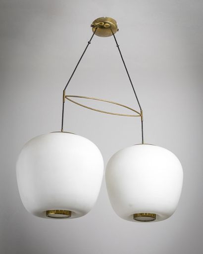 STILNOVO STILNOVO 

A rare two-light suspension, 1950s, brass, white opaline.

A...