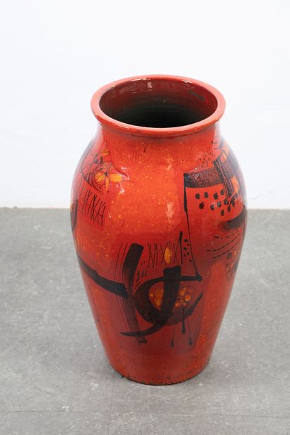 Victor Cerrato (1917-2008) VICTOR CERRATO (1917-2008)

An earthenware ovoid vase,...