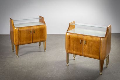 ANNEES 1950 1950'S

A pair of walnut veneered bedside cabinets, mirrored top, glass...