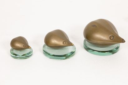 ANNÉES 1970 YEARS 1970

A suite of three hedgehogs in patinated bronze on circular...