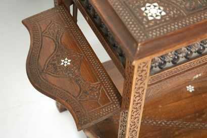 TABLE A THÉ SYRIENNE, VERS 1900 Syrian tea table circa 1900 in carved wood decorated...