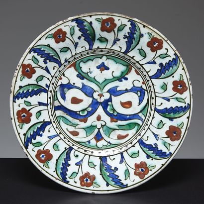 IZNIK, DÉBUT DU XVIIe SIÈCLE, PLAT ROND Iznik
Round siliceous ceramic dish with lead...