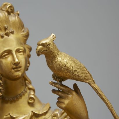 PENDULE BORNE, ÉPOQUE ROMANTIQUE Pendule borne en bronze ciselé doré.
Modèle à l'élégante...