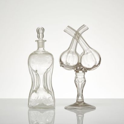 LOT EN VERRE, ÉPOQUE XVIIIe SIÈCLE, Lot en verre :
- Un huilier vinaigrier en verre...