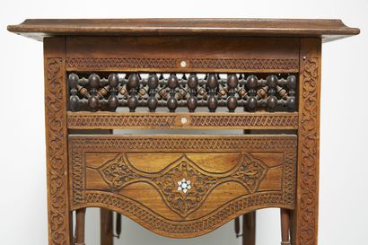 TABLE A THÉ SYRIENNE, VERS 1900 Table à thé syrienne vers 1900 en bois sculpté à...