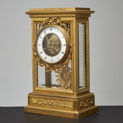 PENDULE CAGE EN BRONZE CISELÉ DORÉ, STYLE LOUIS XVI Clock cage in gilded bronze,...