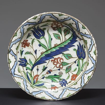 IZNIK, DÉBUT DU XVIIe SIÈCLE, PLAT ROND Iznik
Round siliceous ceramic dish with lead...