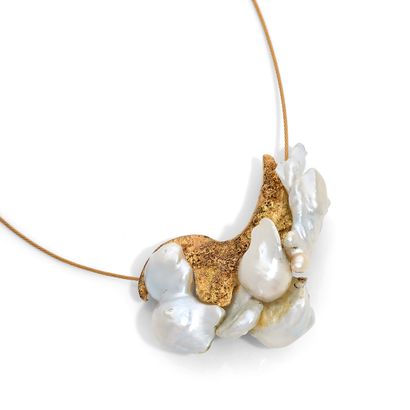 BROCHE-PENDENTIF A gold pendant brooch with large blown cultured baroque pearls,...