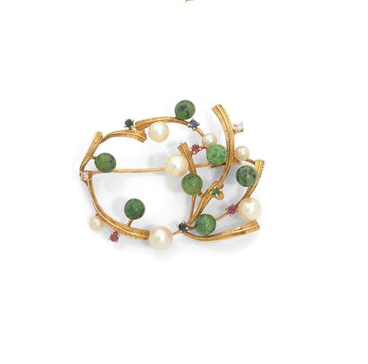 BROCHE GERBE 18K gold guilloche brooch set with cultured pearls and nephrite jade...