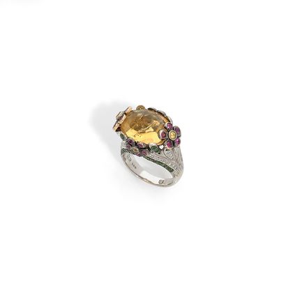 BAGUE An 18K white gold ring, featuring an oval faceted citrine set in ruby-set flowers,...