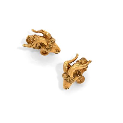 PAIRE DE BOUCLES D'OREILLES A pair of 14K gold earrings, each shaped as a ram's head.
A...
