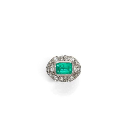 BAGUE - TRAVAIL DES ANNÉES 1930 Platinum dome ring, set with a rectangular emerald,...