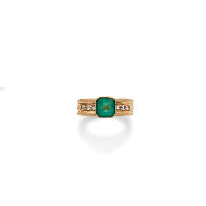 BAGUE An 18k gold, emerald and diamond ring, set with six round brilliant-cut diamonds.
An...