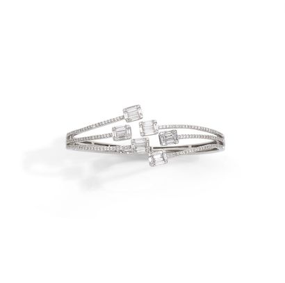 BRACELET Bracelet jonc articulé en or gris 18K centré de six lignes de diamants ronds...