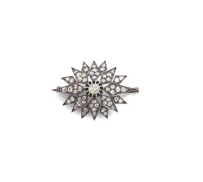 BROCHE - TRAVAIL DES ANNÉES 1860 Silver and 18K gold brooch drawing a star, the center...