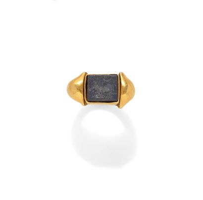 BAGUE An 18K gold and lapis lazuli intaglio (matted) ring, engraved with a stylized...