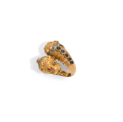 ZOLOTAS ZOLOTAS 
18K gold ring, decorated with protuberant lionesses, the eyes pricked...