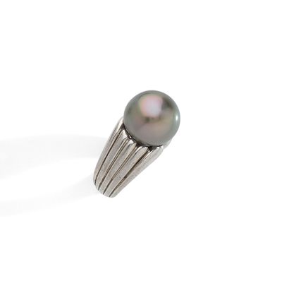 BAGUE A silver ring with a grey Tahitian cultured pearl.
A silver ring with a grey...