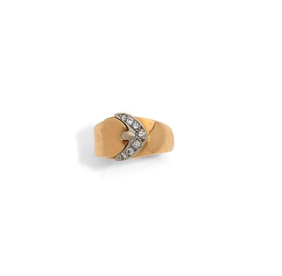 BAGUE "CEINTURE" An 18K gold and diamonds ring, the buckle decorated with round brilliant-cut...