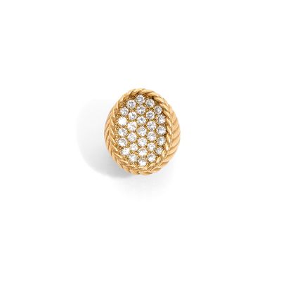 GRANDE BAGUE Large 18K gold ring with a curved oval paved with round brilliant diamonds....
