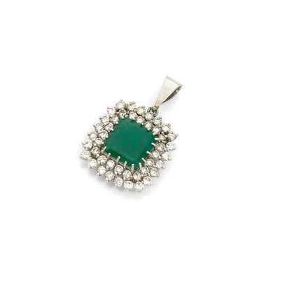 PENDENTIF An 18k white gold, emerald and diamonds pendant set with a rectangular...