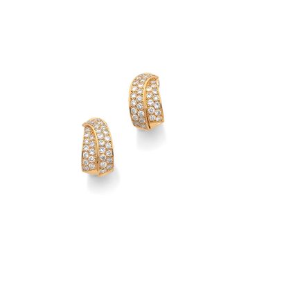 BOUCLES D'OREILLES - TRAVAIL FRANÇAIS Pair of hoop earrings formed by crossed ribbons...