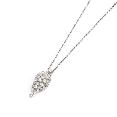 PENDENTIF An 18K white gold and platinum pendant, set with round brilliant diamonds,...