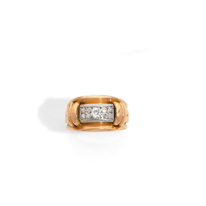 BAGUE - TRAVAIL DES ANNÉES 1940 18K rose gold and platinum signet ring, centered...