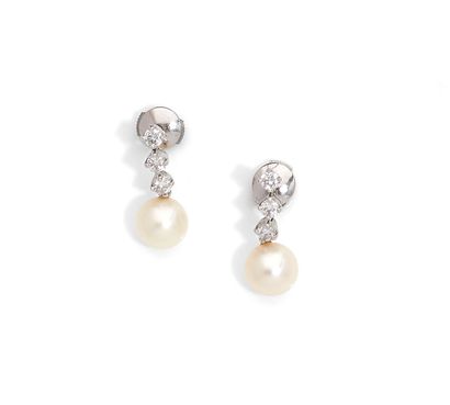 PENDANTS D'OREILLES A pair of 18k white gold, diamonds and pearls earrings, articulated,...