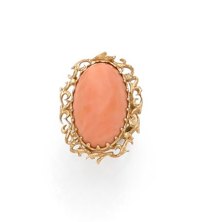 ~ ANNÉES 1970 - BAGUE ~ 1970'S
An 18K gold ring with a cabochon coral (Corallium...