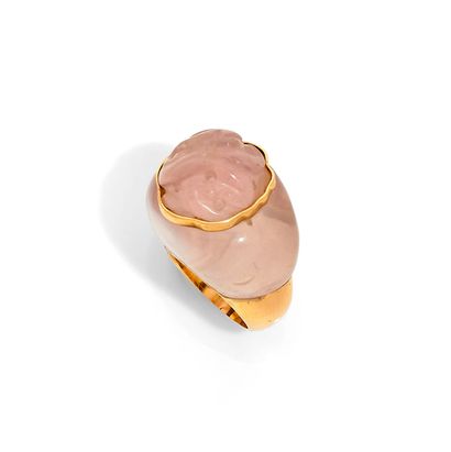 GRANDE BAGUE BOMBÉE A large 18K gold and pink quartz ring with a carved flower in...
