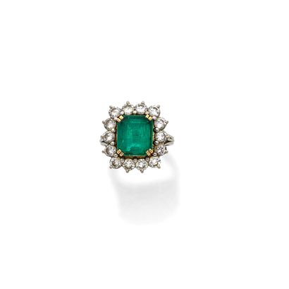BAGUE 18K white gold daisy ring, set with a rectangular emerald in a circle of round...