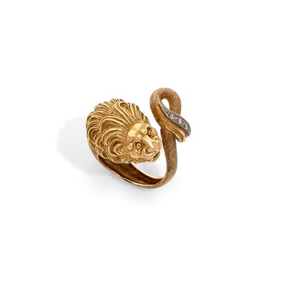 BAGUE A 14K gold ring with a lion's head, the back and the tail decorated with 8/8...