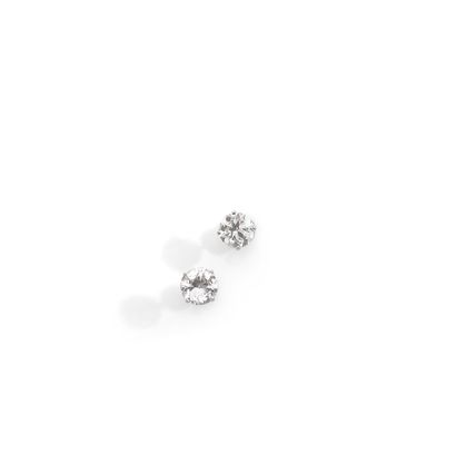 PAIRE DE PUCES D'OREILLES A pair of 18K white gold and diamonds earrings, each set...