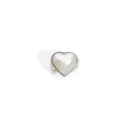 BAGUE Ring in 18K white gold, decorated with a heart in cultured pearl mabe. French...