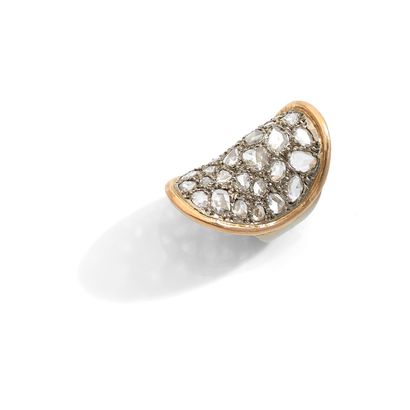GRANDE BAGUE Large 18K gold ring drawing an oval entirely paved with rose-cut diamonds....