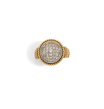 BAGUE DOME An 18K gold and diamond ring with a round domed design paved with round...