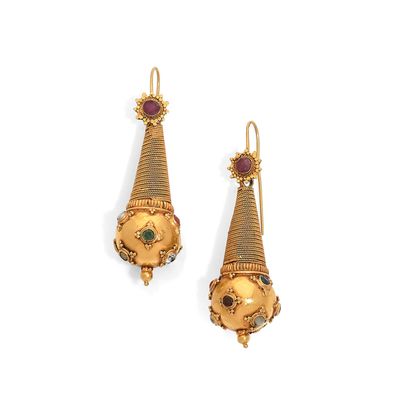 PENDANTS D'OREILLES - TRAVAIL INDIEN DU XXe. SIECLE Pair of 18K gold earrings drawing...
