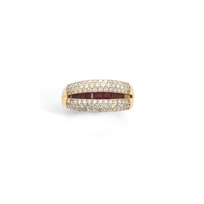 BAGUE SOURIRE 18K gold ring drawing stylized lips paved with round brilliant diamonds,...