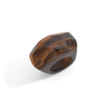 BAGUE CHEVALIERE Flared signet ring carved in a block of quartz tiger eye.
A quartz...
