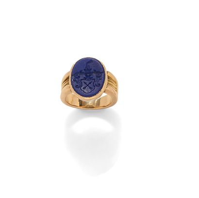BAGUE Ring in 18K gold, set with a sodalite intaglio engraved with a coat of arms....