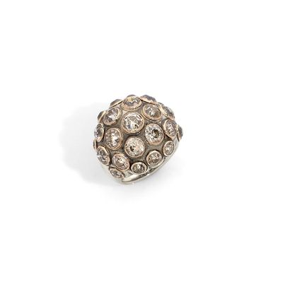 BAGUE A silver ring forming a dome set with round brilliant-cut champagne diamonds...